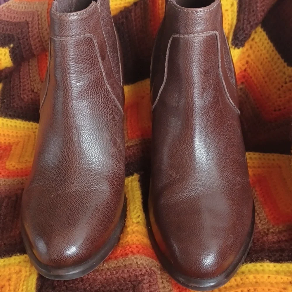 UGG Brown Nubuck Leather Cobie Booties Heeled boots size 8, Excellent Condition - Picture 2 of 9